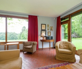 Sunlit Holiday Home in the Forest in Houveigne