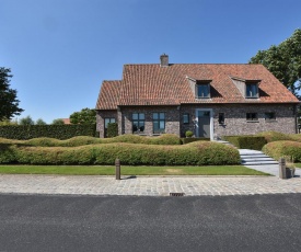 Luxury Mansion with Jacuzzi in Lichtervelde