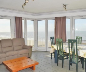 Three-Bedroom Apartment Oostende with Sea View 01